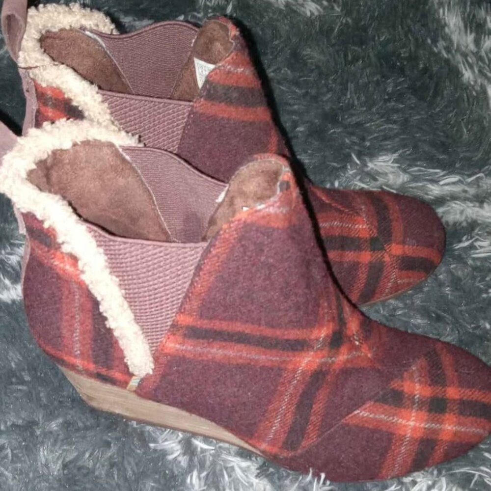 Tom's wedge boot